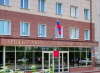 В Магадане предпринимательницу заставят убрать незаконные вывески с фасада дома и отремонтировать стену