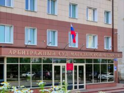 В Магадане предпринимательницу заставят убрать незаконные вывески с фасада дома и отремонтировать стену