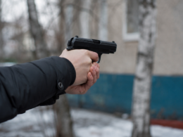 Магаданец пойдёт под суд за пьяную стрельбу из пневматического пистолета по соседям