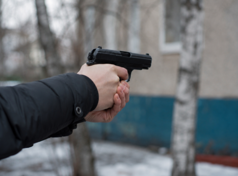 Магаданец пойдёт под суд за пьяную стрельбу из пневматического пистолета по соседям
