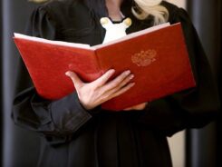 В Магадане суд обязал СФР выплатить страховую выплату местному жителю после смерти супруги от профзаболевания