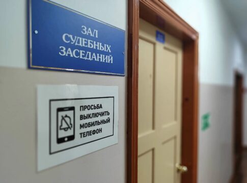 Магаданец оказался на скамье подсудимых из-за четырёх украденных бутылок виски и пары золотых украшений