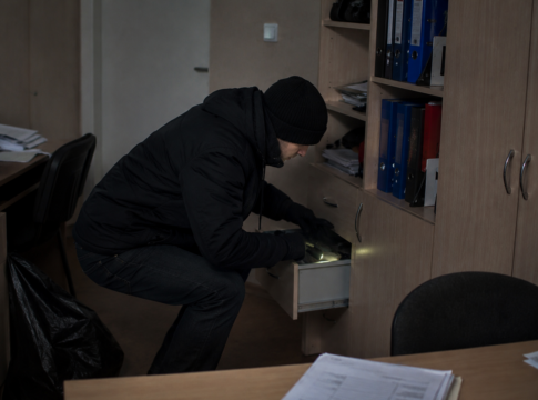 В Магадане задержали рецидивиста, совершившего серию краж