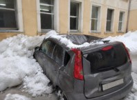 В Магадане образовательное учреждение компенсирует ущерб владельцу авто, на которое упал снег