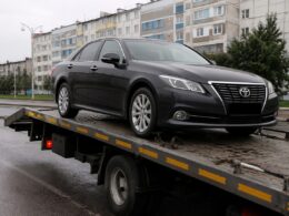 Житель Магадана украл чужую «Тойоту» с помощью эвакуатора, соврав, что купил её