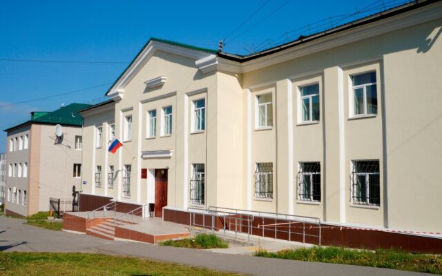 Магаданский суд признал смерть врача от ковида страховым случаем