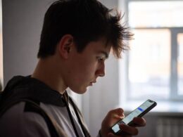 На Колыме мошенники взломали аккаунт подростка и устроили массовую рассылку от его имени